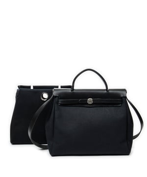 Hermès Taschen Herbag 2 in 1 PM Umhängetasche und Schwarz Leinwand und Palladium hardware. Das Produkt ist auf in ausgezeichnetem Zustand (A).
  Abmessungen: 31x25x10 cm 
  Zubehör inklusive: Long Strap; Cadenas; Keys in Clochette; Stopper; Interchangeable Bag; Box; Dustbag
  Äußere Hinweise: Leicht abgenutztes Leder
Hinweise zu Riemen/Griff: Leicht abgenutzt
  BrandCo Paris hat seltene Artikel und die besten Konditionen zu unglaublichen Preisen vorgestellt. Geduld lohnt sich! Kaufen Sie mit Vertrauen: Alle Artikel von BrandCo Paris sind von unserem Expertenteam ausgewählt und authentisch.
  Alle Artikel enthalten ein Echtheitszertifikat und wurden von BrandCo Paris übernommen.
  Tabelle zur Klassifizierung des Artikelzustands
  N (wie neu)
  AA (perfekter Zustand)
  A (ausgezeichneter Zustand)
  AB (sehr guter Zustand)
  B (gut/mittelmäßig)