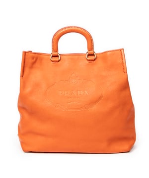 Prada Taschen Large Convertible Tote  Umhängetasche und Orange Kalbsleder und Gold hardware. Das Produkt ist auf in ausgezeichnetem Zustand (A).
  Abmessungen: 35x35x14 cm 
  Zubehör inklusive: Strap
  
  BrandCo Paris hat seltene Artikel und die besten Konditionen zu unglaublichen Preisen vorgestellt. Geduld lohnt sich! Kaufen Sie mit Vertrauen: Alle Artikel von BrandCo Paris sind von unserem Expertenteam ausgewählt und authentisch.
  Alle Artikel enthalten ein Echtheitszertifikat und wurden von BrandCo Paris übernommen.
  Tabelle zur Klassifizierung des Artikelzustands
  N (wie neu)
  AA (perfekter Zustand)
  A (ausgezeichneter Zustand)
  AB (sehr guter Zustand)
  B (gut/mittelmäßig)