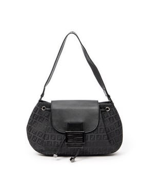 Fendi Bolsos Drawstring Flap Hobo  Bolso de hombro en Negro Lienzo y Plata hardware. El producto esta en Excelentes Condiciones (A).
  Dimensiones: 29x19x5 cm 
  Accesorios incluidos: Dustbag
  Notas de Exterior: Ligeros rasguños en el cuerpo exterior 
Notas de Hardware: Ligeros rasguños en la placa del logotipo
Notas de la correa/asa: Ligeramente usado
  BrandCo Paris encuentra artículos raros y en las mejores condiciones a precios increíbles. ¡Vale la pena tener paciencia! Compra con confianza: todos los artículos de BrandCo Paris son seleccionados y autenticados cuidadosamente por nuestro equipo de expertos.
  Todos los artículos vienen con un certificado de autenticidad y un embalaje entregado por BrandCo Paris.
  Tabla de clasificación de la condición del artículo
  N (como nuevo)
  AA (perfecto estado)
  A (excelente estado)
  AB (muy buen estado)
  B (bueno/regular)