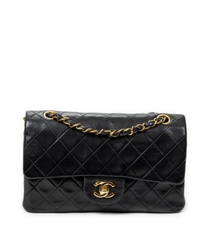 Chanel Bolsos Classic Double Flap 23 Bolso de hombro en Negro Piel de becerro y Oro hardware. El producto esta en Excelentes Condiciones (A).
  Dimensiones: 23.5x14.5x6.5 cm 
  Accesorios incluidos: Sticker; Card
  Notas de Interior: Ligeros rasguños en el forro
  BrandCo Paris encuentra artículos raros y en las mejores condiciones a precios increíbles. ¡Vale la pena tener paciencia! Compra con confianza: todos los artículos de BrandCo Paris son seleccionados y autenticados cuidadosamente por nuestro equipo de expertos.
  Todos los artículos vienen con un certificado de autenticidad y un embalaje entregado por BrandCo Paris.
  Tabla de clasificación de la condición del artículo
  N (como nuevo)
  AA (perfecto estado)
  A (excelente estado)
  AB (muy buen estado)
  B (bueno/regular)
