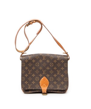 Louis Vuitton Tassen Cartouchiere GM Schoudertas in de Bruin Gecoat canvas in de Gouden Messing  hardware. Het product is in In Goede Staat (B).
  Afmetingen: 25x21x7 cm 
  Inclusief accessoires: None
  Opmerkingen over de buitenkant: Watermerken op vachetta
Opmerkingen over de binnenkant: Krassen op interieur
Opmerkingen over de band/het handvat: Watermerken
  BrandCo Paris vindt zeldzame artikelen in de beste staat voor ongelooflijke prijzen. Het is de moeite waard om geduldig te zijn! Koop met vertrouwen: alle artikelen van BrandCo Paris worden zorgvuldig geselecteerd en geverifieerd door ons team van experts.

  Alle artikelen worden geleverd met een certificaat van echtheid en verpakt door BrandCo Paris.

  Classificatietabel voor de conditie van het artikel:

  N (als nieuw)
  AA (perfecte staat)
  A (uitstekende staat)
  AB (zeer goede staat)
  B (goede/redelijke staat)