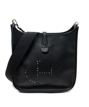 Hermès Bolsos Evelyne II PM Bolso de hombro en Negro Piel de becerro y Paladio hardware. El producto esta en Perfectas Condiciones (AA).
  Dimensiones: 29x30x8 cm 
  Accesorios incluidos: Strap; Dustbag; Mini Dustbag
  Notas de Interior: Forro ligeramente desgastado
  BrandCo Paris encuentra artículos raros y en las mejores condiciones a precios increíbles. ¡Vale la pena tener paciencia! Compra con confianza: todos los artículos de BrandCo Paris son seleccionados y autenticados cuidadosamente por nuestro equipo de expertos.
  Todos los artículos vienen con un certificado de autenticidad y un embalaje entregado por BrandCo Paris.
  Tabla de clasificación de la condición del artículo
  N (como nuevo)
  AA (perfecto estado)
  A (excelente estado)
  AB (muy buen estado)
  B (bueno/regular)
