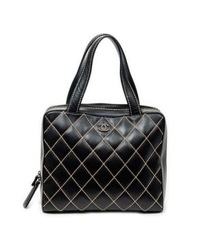 Chanel Bolsos CC Wild Stitch Square Tote  Bolso de hombro en Negro Piel de becerro y Latón dorado hardware. El producto esta en Excelentes Condiciones (A).
  Dimensiones: 29.5x25x13.5 cm 
  Accesorios incluidos: Sticker
  Notas de Exterior: Ligeros rasguños en el cuerpo exterior 
Notas de Hardware: Ligeramente descolorido
  BrandCo Paris encuentra artículos raros y en las mejores condiciones a precios increíbles. ¡Vale la pena tener paciencia! Compra con confianza: todos los artículos de BrandCo Paris son seleccionados y autenticados cuidadosamente por nuestro equipo de expertos.
  Todos los artículos vienen con un certificado de autenticidad y un embalaje entregado por BrandCo Paris.
  Tabla de clasificación de la condición del artículo
  N (como nuevo)
  AA (perfecto estado)
  A (excelente estado)
  AB (muy buen estado)
  B (bueno/regular)