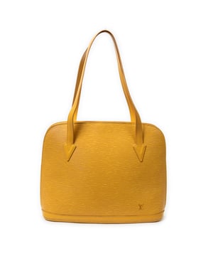 Louis Vuitton Tassen Lussac  Schoudertas in de Geel Kalfsleer in de Gouden Messing  hardware. Het product is in In Uitstekende Staat (A).
  Afmetingen: 38x30x10 cm 
  Inclusief accessoires: None
  
  BrandCo Paris vindt zeldzame artikelen in de beste staat voor ongelooflijke prijzen. Het is de moeite waard om geduldig te zijn! Koop met vertrouwen: alle artikelen van BrandCo Paris worden zorgvuldig geselecteerd en geverifieerd door ons team van experts.

  Alle artikelen worden geleverd met een certificaat van echtheid en verpakt door BrandCo Paris.

  Classificatietabel voor de conditie van het artikel:

  N (als nieuw)
  AA (perfecte staat)
  A (uitstekende staat)
  AB (zeer goede staat)
  B (goede/redelijke staat)