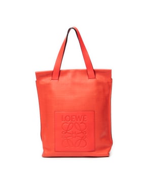 Loewe Bolsos Anagram Shopper Tote  Bolso de hombro en Naranja Piel de becerro y Oro hardware. El producto esta en Excelentes Condiciones (A).
  Dimensiones: 30x37x11 cm 
  Accesorios incluidos: None
  Notas de Exterior: Pequeñas grietas en las esquinas
  BrandCo Paris encuentra artículos raros y en las mejores condiciones a precios increíbles. ¡Vale la pena tener paciencia! Compra con confianza: todos los artículos de BrandCo Paris son seleccionados y autenticados cuidadosamente por nuestro equipo de expertos.
  Todos los artículos vienen con un certificado de autenticidad y un embalaje entregado por BrandCo Paris.
  Tabla de clasificación de la condición del artículo
  N (como nuevo)
  AA (perfecto estado)
  A (excelente estado)
  AB (muy buen estado)
  B (bueno/regular)