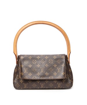 Louis Vuitton Tassen Mini Looping  Schoudertas in de Bruin Gecoat canvas in de Gouden Messing  hardware. Het product is in In Uitstekende Staat (A).
  Afmetingen: 28x17x9 cm 
  Inclusief accessoires: None
  Opmerkingen over de band/het handvat: Licht donker
  BrandCo Paris vindt zeldzame artikelen in de beste staat voor ongelooflijke prijzen. Het is de moeite waard om geduldig te zijn! Koop met vertrouwen: alle artikelen van BrandCo Paris worden zorgvuldig geselecteerd en geverifieerd door ons team van experts.

  Alle artikelen worden geleverd met een certificaat van echtheid en verpakt door BrandCo Paris.

  Classificatietabel voor de conditie van het artikel:

  N (als nieuw)
  AA (perfecte staat)
  A (uitstekende staat)
  AB (zeer goede staat)
  B (goede/redelijke staat)