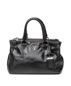 Prada Taschen Convertible Double Zip Tote  Umhängetasche und Schwarz Kalbsleder und Silber hardware. Das Produkt ist auf in ausgezeichnetem Zustand (A).
  Abmessungen: 32x20x14 cm 
  Zubehör inklusive: Card; Dustbag; Strap; Luggage Tag
  Äußere Hinweise: Leichte Risse an den oberen Ecken, Leichte Schrammen an den unteren Ecken
  BrandCo Paris hat seltene Artikel und die besten Konditionen zu unglaublichen Preisen vorgestellt. Geduld lohnt sich! Kaufen Sie mit Vertrauen: Alle Artikel von BrandCo Paris sind von unserem Expertenteam ausgewählt und authentisch.
  Alle Artikel enthalten ein Echtheitszertifikat und wurden von BrandCo Paris übernommen.
  Tabelle zur Klassifizierung des Artikelzustands
  N (wie neu)
  AA (perfekter Zustand)
  A (ausgezeichneter Zustand)
  AB (sehr guter Zustand)
  B (gut/mittelmäßig)