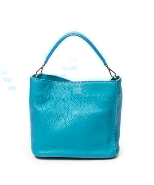 Fendi Bolsos Selleria Anna Bucket  Bolso de hombro en Verde azulado Piel de becerro y Plata hardware. El producto esta en Excelentes Condiciones (A).
  Dimensiones: 29x25x15 cm 
  Accesorios incluidos: Long Strap
  Notas de Exterior: Ligeros rasguños en las esquinas inferiores, Pequeñas grietas en el borde superior
Notas de Interior: Cuero porta ganchos ligeramente desgastado
  BrandCo Paris encuentra artículos raros y en las mejores condiciones a precios increíbles. ¡Vale la pena tener paciencia! Compra con confianza: todos los artículos de BrandCo Paris son seleccionados y autenticados cuidadosamente por nuestro equipo de expertos.
  Todos los artículos vienen con un certificado de autenticidad y un embalaje entregado por BrandCo Paris.
  Tabla de clasificación de la condición del artículo
  N (como nuevo)
  AA (perfecto estado)
  A (excelente estado)
  AB (muy buen estado)
  B (bueno/regular)