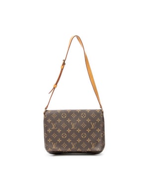 Louis Vuitton Bolsos Musette Tango  Bolso de hombro en Marrón Lona recubierta y Latón dorado hardware. El producto esta en Excelentes Condiciones (A).
  Dimensiones: 25x19x3 cm 
  Accesorios incluidos: None
  Notas de la correa/asa: Ligeras marcas de agua
  BrandCo Paris encuentra artículos raros y en las mejores condiciones a precios increíbles. ¡Vale la pena tener paciencia! Compra con confianza: todos los artículos de BrandCo Paris son seleccionados y autenticados cuidadosamente por nuestro equipo de expertos.
  Todos los artículos vienen con un certificado de autenticidad y un embalaje entregado por BrandCo Paris.
  Tabla de clasificación de la condición del artículo
  N (como nuevo)
  AA (perfecto estado)
  A (excelente estado)
  AB (muy buen estado)
  B (bueno/regular)
