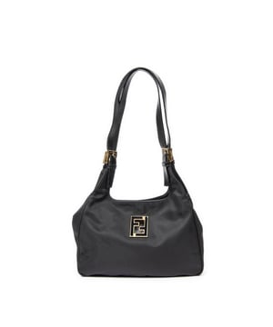 Fendi Tassen FF Logo Shoulder Bag  Schoudertas in de Zwart Doek in de Goud  hardware. Het product is in In Uitstekende Staat (A).
  Afmetingen: 29x20x5 cm 
  Inclusief accessoires: None
  Opmerkingen over de buitenkant: Lichte vlekken, Lichte scheuren in de bovenhoeken
Opmerkingen over de band/het handvat: Licht versleten
  BrandCo Paris vindt zeldzame artikelen in de beste staat voor ongelooflijke prijzen. Het is de moeite waard om geduldig te zijn! Koop met vertrouwen: alle artikelen van BrandCo Paris worden zorgvuldig geselecteerd en geverifieerd door ons team van experts.

  Alle artikelen worden geleverd met een certificaat van echtheid en verpakt door BrandCo Paris.

  Classificatietabel voor de conditie van het artikel:

  N (als nieuw)
  AA (perfecte staat)
  A (uitstekende staat)
  AB (zeer goede staat)
  B (goede/redelijke staat)