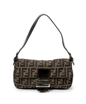 Fendi Bolsos Baguette  Bolso de hombro en Marrón/Negro Lienzo y Plata hardware. El producto esta en Excelentes Condiciones (A).
  Dimensiones: 26x14x3.5 cm 
  Accesorios incluidos: None
  Notas de Hardware: Ligeramente deslustrado
Notas de la correa/asa: Ligeras arrugas, Rasguños leves
  BrandCo Paris encuentra artículos raros y en las mejores condiciones a precios increíbles. ¡Vale la pena tener paciencia! Compra con confianza: todos los artículos de BrandCo Paris son seleccionados y autenticados cuidadosamente por nuestro equipo de expertos.
  Todos los artículos vienen con un certificado de autenticidad y un embalaje entregado por BrandCo Paris.
  Tabla de clasificación de la condición del artículo
  N (como nuevo)
  AA (perfecto estado)
  A (excelente estado)
  AB (muy buen estado)
  B (bueno/regular)