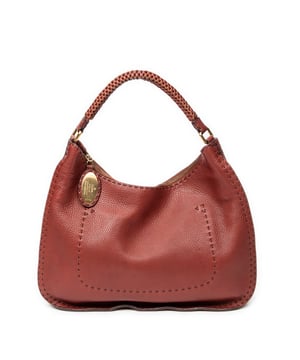 Fendi Bolsos Large Selleria Hobo  Bolso de hombro en Granate Piel de becerro y Oro hardware. El producto esta en Excelentes Condiciones (A).
  Dimensiones: 42x29x11 cm 
  Accesorios incluidos: Dustbag
  Notas de Exterior: Grietas en las esquinas
Notas de la correa/asa: Ligeramente usado
  BrandCo Paris encuentra artículos raros y en las mejores condiciones a precios increíbles. ¡Vale la pena tener paciencia! Compra con confianza: todos los artículos de BrandCo Paris son seleccionados y autenticados cuidadosamente por nuestro equipo de expertos.
  Todos los artículos vienen con un certificado de autenticidad y un embalaje entregado por BrandCo Paris.
  Tabla de clasificación de la condición del artículo
  N (como nuevo)
  AA (perfecto estado)
  A (excelente estado)
  AB (muy buen estado)
  B (bueno/regular)