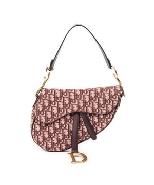Dior Bolsos Saddle Bag  Bolso de hombro en Beige/Borgoña Lienzo y Oro hardware. El producto esta en Perfectas Condiciones (AA).
  Dimensiones: 0x0x0 cm 
  Accesorios incluidos: None
  
  BrandCo Paris encuentra artículos raros y en las mejores condiciones a precios increíbles. ¡Vale la pena tener paciencia! Compra con confianza: todos los artículos de BrandCo Paris son seleccionados y autenticados cuidadosamente por nuestro equipo de expertos.
  Todos los artículos vienen con un certificado de autenticidad y un embalaje entregado por BrandCo Paris.
  Tabla de clasificación de la condición del artículo
  N (como nuevo)
  AA (perfecto estado)
  A (excelente estado)
  AB (muy buen estado)
  B (bueno/regular)