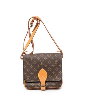 Louis Vuitton Tassen Cartouchiere MM Schoudertas in de Bruin Gecoat canvas in de Gouden Messing  hardware. Het product is in In Zeer Goede Staat (AB).
  Afmetingen: 22x18x7.5 cm 
  Inclusief accessoires: None
  Opmerkingen over de buitenkant: Watermerken op vachetta
Opmerkingen over de hardware: Lichte aanslag
  BrandCo Paris vindt zeldzame artikelen in de beste staat voor ongelooflijke prijzen. Het is de moeite waard om geduldig te zijn! Koop met vertrouwen: alle artikelen van BrandCo Paris worden zorgvuldig geselecteerd en geverifieerd door ons team van experts.

  Alle artikelen worden geleverd met een certificaat van echtheid en verpakt door BrandCo Paris.

  Classificatietabel voor de conditie van het artikel:

  N (als nieuw)
  AA (perfecte staat)
  A (uitstekende staat)
  AB (zeer goede staat)
  B (goede/redelijke staat)