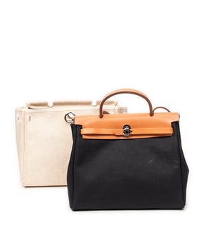 Hermès Taschen Herbag 2 in 1 PM Umhängetasche und Beige/Schwarz Leinwand und Palladium hardware. Das Produkt ist auf in ausgezeichnetem Zustand (A).
  Abmessungen: 31x25x10 cm 
  Zubehör inklusive: Long Strap; Cadenas; Keys in Clochette; Stopper; Interchangeable Bag; Dustbag; Pochon
  Äußere Hinweise: Leichte Kratzer auf dem Leder, Leichte Schmutzflecken
Hinweise zu Riemen/Griff: Leichte Kratzer, leichte Wasserzeichen
  BrandCo Paris hat seltene Artikel und die besten Konditionen zu unglaublichen Preisen vorgestellt. Geduld lohnt sich! Kaufen Sie mit Vertrauen: Alle Artikel von BrandCo Paris sind von unserem Expertenteam ausgewählt und authentisch.
  Alle Artikel enthalten ein Echtheitszertifikat und wurden von BrandCo Paris übernommen.
  Tabelle zur Klassifizierung des Artikelzustands
  N (wie neu)
  AA (perfekter Zustand)
  A (ausgezeichneter Zustand)
  AB (sehr guter Zustand)
  B (gut/mittelmäßig)
