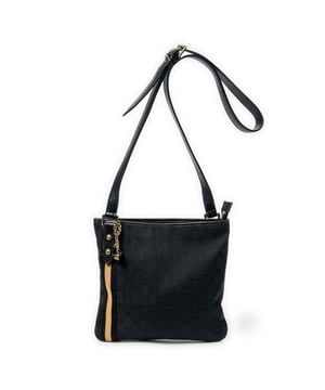 Gucci Bolsos Web Jolicoeur Crossbody  Bolso de hombro en Negro Lienzo y Oro hardware. El producto esta en Excelentes Condiciones (A).
  Dimensiones: 26x24x2 cm 
  Accesorios incluidos: None
  Notas de Exterior: Bordes ligeramente desgastados
  BrandCo Paris encuentra artículos raros y en las mejores condiciones a precios increíbles. ¡Vale la pena tener paciencia! Compra con confianza: todos los artículos de BrandCo Paris son seleccionados y autenticados cuidadosamente por nuestro equipo de expertos.
  Todos los artículos vienen con un certificado de autenticidad y un embalaje entregado por BrandCo Paris.
  Tabla de clasificación de la condición del artículo
  N (como nuevo)
  AA (perfecto estado)
  A (excelente estado)
  AB (muy buen estado)
  B (bueno/regular)