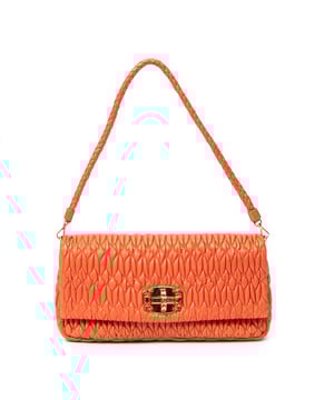Miu Miu Bolsos Small Crystal Chain Flap Clutch  Bolso de hombro en Naranja Piel de becerro y Oro hardware. El producto esta en Excelentes Condiciones (A).
  Dimensiones: 28x14x3.5 cm 
  Accesorios incluidos: Strap; Crystal Chain Strap
  
  BrandCo Paris encuentra artículos raros y en las mejores condiciones a precios increíbles. ¡Vale la pena tener paciencia! Compra con confianza: todos los artículos de BrandCo Paris son seleccionados y autenticados cuidadosamente por nuestro equipo de expertos.
  Todos los artículos vienen con un certificado de autenticidad y un embalaje entregado por BrandCo Paris.
  Tabla de clasificación de la condición del artículo
  N (como nuevo)
  AA (perfecto estado)
  A (excelente estado)
  AB (muy buen estado)
  B (bueno/regular)