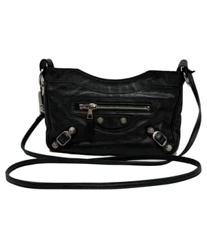 VINTAGE, RRP AS NEW
The Balenciaga Hip Giant 12 Crossbody Bag in Black Lamb Leather is a sleek, compact accessory crafted from buttery-soft leather, offering both luxury and everyday practicality. Accented with signature Giant 12 hardware, this versatile piece effortlessly blends edgy style with timeless sophistication. **Style tip:** Pair it with an oversized blazer and ankle boots for an effortlessly chic, street-style-ready look.

Balenciaga Hip Giant 12 Crossbody Bag in Black Lamb Leather

Condition: Very good
Signs of wear: Lightly used but very well maintained. Minor creasing, light worn corners, light scratches.
Packaging: None
Color: Black
Material: Leather | lambskin leather
Size: One Size | One Size
Measurements: Handle drop: 0 mm; Strap length: 1230 mm; Width 40 mm Height 150 mm Length 230 mm 
SKU: TONPUGBBA528014W