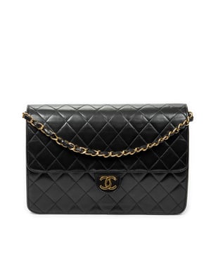 Chanel Tassen Vintage Push Lock Straight Flap  Schoudertas in de Zwart Kalfsleer in de Goud  hardware. Het product is in In Uitstekende Staat (A).
  Afmetingen: 25x17x5 cm 
  Inclusief accessoires: Sticker
  Opmerkingen over de buitenkant: Lichte krassen op de buitenkant van de carrosserie
Opmerkingen over de binnenkant: Lichte krassen op voering
  BrandCo Paris vindt zeldzame artikelen in de beste staat voor ongelooflijke prijzen. Het is de moeite waard om geduldig te zijn! Koop met vertrouwen: alle artikelen van BrandCo Paris worden zorgvuldig geselecteerd en geverifieerd door ons team van experts.

  Alle artikelen worden geleverd met een certificaat van echtheid en verpakt door BrandCo Paris.

  Classificatietabel voor de conditie van het artikel:

  N (als nieuw)
  AA (perfecte staat)
  A (uitstekende staat)
  AB (zeer goede staat)
  B (goede/redelijke staat)