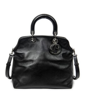 Dior Tassen Medium Granville Tote  Schoudertas in de Zwart Kalfsleer in de Zilver  hardware. Het product is in In Uitstekende Staat (A).
  Afmetingen: 32x31x15 cm 
  Inclusief accessoires: Strap; Charm; Card
  Opmerkingen over de buitenkant: Lichte krassen op de buitenkant van de carrosserie
  BrandCo Paris vindt zeldzame artikelen in de beste staat voor ongelooflijke prijzen. Het is de moeite waard om geduldig te zijn! Koop met vertrouwen: alle artikelen van BrandCo Paris worden zorgvuldig geselecteerd en geverifieerd door ons team van experts.

  Alle artikelen worden geleverd met een certificaat van echtheid en verpakt door BrandCo Paris.

  Classificatietabel voor de conditie van het artikel:

  N (als nieuw)
  AA (perfecte staat)
  A (uitstekende staat)
  AB (zeer goede staat)
  B (goede/redelijke staat)
