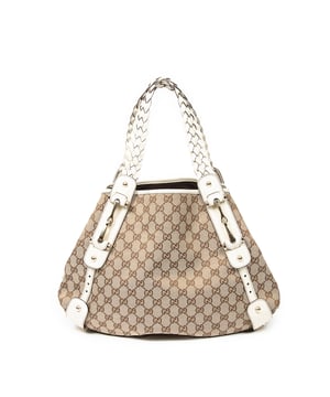 Gucci Tassen Medium Pelham Tote  Schoudertas in de Beige/Ivoor Doek in de Goud  hardware. Het product is in In Uitstekende Staat (A).
  Afmetingen: 42x31x12 cm 
  Inclusief accessoires: None
  Opmerkingen over de buitenkant: Lichte kleuroverdracht op leer, Lichte slijtage op de onderste hoeken
Opmerkingen over de band/het handvat: Lichte vlekken
  BrandCo Paris vindt zeldzame artikelen in de beste staat voor ongelooflijke prijzen. Het is de moeite waard om geduldig te zijn! Koop met vertrouwen: alle artikelen van BrandCo Paris worden zorgvuldig geselecteerd en geverifieerd door ons team van experts.

  Alle artikelen worden geleverd met een certificaat van echtheid en verpakt door BrandCo Paris.

  Classificatietabel voor de conditie van het artikel:

  N (als nieuw)
  AA (perfecte staat)
  A (uitstekende staat)
  AB (zeer goede staat)
  B (goede/redelijke staat)