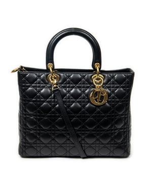 Dior Tassen Large Lady Dior Zip  Schoudertas in de Zwart Kalfsleer in de Goud  hardware. Het product is in In Uitstekende Staat (A).
  Afmetingen: 32x25x11 cm 
  Inclusief accessoires: Strap; Dustbag; Charms
  Opmerkingen over de buitenkant: Lichte krassen op de buitenkant van de carrosserie
  BrandCo Paris vindt zeldzame artikelen in de beste staat voor ongelooflijke prijzen. Het is de moeite waard om geduldig te zijn! Koop met vertrouwen: alle artikelen van BrandCo Paris worden zorgvuldig geselecteerd en geverifieerd door ons team van experts.

  Alle artikelen worden geleverd met een certificaat van echtheid en verpakt door BrandCo Paris.

  Classificatietabel voor de conditie van het artikel:

  N (als nieuw)
  AA (perfecte staat)
  A (uitstekende staat)
  AB (zeer goede staat)
  B (goede/redelijke staat)