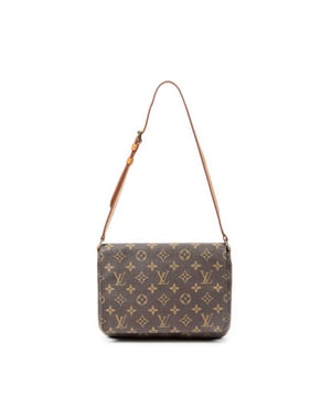 Louis Vuitton Bolsos Musette Salsa  Bolso de hombro en Marrón Lona recubierta y Latón dorado hardware. El producto esta en Muy Buenas Condiciones (AB).
  Dimensiones: 22x24x3 cm 
  Accesorios incluidos: None
  Notas de la correa/asa: Ligeras marcas de suciedad en la correa
  BrandCo Paris encuentra artículos raros y en las mejores condiciones a precios increíbles. ¡Vale la pena tener paciencia! Compra con confianza: todos los artículos de BrandCo Paris son seleccionados y autenticados cuidadosamente por nuestro equipo de expertos.
  Todos los artículos vienen con un certificado de autenticidad y un embalaje entregado por BrandCo Paris.
  Tabla de clasificación de la condición del artículo
  N (como nuevo)
  AA (perfecto estado)
  A (excelente estado)
  AB (muy buen estado)
  B (bueno/regular)