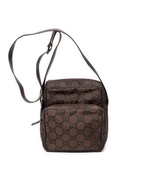 Gucci Tassen Front Pocket Square Crossbody  Schoudertas in de Donkerbruin Doek in de Zilver  hardware. Het product is in In Zeer Goede Staat (AB).
  Afmetingen: 19x21x10 cm 
  Inclusief accessoires: None
  Opmerkingen over de buitenkant: Licht geschaafde biezen, licht gekreukte buitenkant
Opmerkingen over de band/het handvat: Gedragen
  BrandCo Paris vindt zeldzame artikelen in de beste staat voor ongelooflijke prijzen. Het is de moeite waard om geduldig te zijn! Koop met vertrouwen: alle artikelen van BrandCo Paris worden zorgvuldig geselecteerd en geverifieerd door ons team van experts.

  Alle artikelen worden geleverd met een certificaat van echtheid en verpakt door BrandCo Paris.

  Classificatietabel voor de conditie van het artikel:

  N (als nieuw)
  AA (perfecte staat)
  A (uitstekende staat)
  AB (zeer goede staat)
  B (goede/redelijke staat)