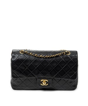 Chanel Bolsos Classic Double Flap 26 Bolso de hombro en Negro Piel de becerro y Oro hardware. El producto esta en Muy Buenas Condiciones (AB).
  Dimensiones: 25.5x16x7.5 cm 
  Accesorios incluidos: Sticker
  Notas de Exterior: Ligeros rasguños en el cuerpo exterior 
Notas de Interior: Ligeros rasguños en el forro
  BrandCo Paris encuentra artículos raros y en las mejores condiciones a precios increíbles. ¡Vale la pena tener paciencia! Compra con confianza: todos los artículos de BrandCo Paris son seleccionados y autenticados cuidadosamente por nuestro equipo de expertos.
  Todos los artículos vienen con un certificado de autenticidad y un embalaje entregado por BrandCo Paris.
  Tabla de clasificación de la condición del artículo
  N (como nuevo)
  AA (perfecto estado)
  A (excelente estado)
  AB (muy buen estado)
  B (bueno/regular)