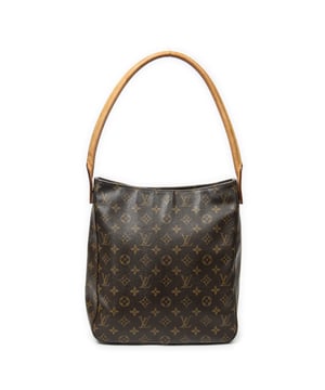 Louis Vuitton Taschen Looping GM Umhängetasche und Braun Beschichtete Leinwand und Goldenes Messing hardware. Das Produkt ist auf in sehr gutem Zustand (AB).
  Abmessungen: 28x32x11 cm 
  Zubehör inklusive: None
  Hinweise zu Riemen/Griff: Wasserzeichen und Markierungen
  BrandCo Paris hat seltene Artikel und die besten Konditionen zu unglaublichen Preisen vorgestellt. Geduld lohnt sich! Kaufen Sie mit Vertrauen: Alle Artikel von BrandCo Paris sind von unserem Expertenteam ausgewählt und authentisch.
  Alle Artikel enthalten ein Echtheitszertifikat und wurden von BrandCo Paris übernommen.
  Tabelle zur Klassifizierung des Artikelzustands
  N (wie neu)
  AA (perfekter Zustand)
  A (ausgezeichneter Zustand)
  AB (sehr guter Zustand)
  B (gut/mittelmäßig)