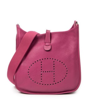 Hermès Bolsos Evelyne III GM Bolso de hombro en Anémona Piel de becerro y Paladio hardware. El producto esta en Excelentes Condiciones (A).
  Dimensiones: 33x31x8 cm 
  Accesorios incluidos: None
  Notas de Interior: Forro ligeramente desgastado
  BrandCo Paris encuentra artículos raros y en las mejores condiciones a precios increíbles. ¡Vale la pena tener paciencia! Compra con confianza: todos los artículos de BrandCo Paris son seleccionados y autenticados cuidadosamente por nuestro equipo de expertos.
  Todos los artículos vienen con un certificado de autenticidad y un embalaje entregado por BrandCo Paris.
  Tabla de clasificación de la condición del artículo
  N (como nuevo)
  AA (perfecto estado)
  A (excelente estado)
  AB (muy buen estado)
  B (bueno/regular)