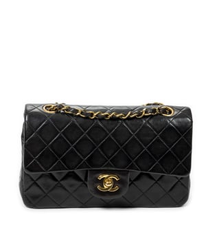 Chanel Bolsos Classic Double Flap 23 Bolso de hombro en Negro Piel de becerro y Oro hardware. El producto esta en Muy Buenas Condiciones (AB).
  Dimensiones: 23.5x14.5x6.5 cm 
  Accesorios incluidos: Sticker
  Notas de Exterior: Ligeros rasguños en el cuerpo exterior, Ligera decoloración en el cuero
Notas de Interior: Ligeros rasguños en el forro
Notas de la correa/asa: Rasguños en la cadena de cuero
  BrandCo Paris encuentra artículos raros y en las mejores condiciones a precios increíbles. ¡Vale la pena tener paciencia! Compra con confianza: todos los artículos de BrandCo Paris son seleccionados y autenticados cuidadosamente por nuestro equipo de expertos.
  Todos los artículos vienen con un certificado de autenticidad y un embalaje entregado por BrandCo Paris.
  Tabla de clasificación de la condición del artículo
  N (como nuevo)
  AA (perfecto estado)
  A (excelente estado)
  AB (muy buen estado)
  B (bueno/regular)
