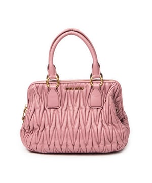 Miu Miu Bolsos Frame Tote  Bolso de hombro en Rosa Piel de becerro y Oro hardware. El producto esta en Excelentes Condiciones (A).
  Dimensiones: 27x21x14 cm 
  Accesorios incluidos: Strap; Card
  Notas de Interior: Ligeras marcas de suciedad, Ligeros rasguños en el forro
Notas de Hardware: Ligeramente descolorido
  BrandCo Paris encuentra artículos raros y en las mejores condiciones a precios increíbles. ¡Vale la pena tener paciencia! Compra con confianza: todos los artículos de BrandCo Paris son seleccionados y autenticados cuidadosamente por nuestro equipo de expertos.
  Todos los artículos vienen con un certificado de autenticidad y un embalaje entregado por BrandCo Paris.
  Tabla de clasificación de la condición del artículo
  N (como nuevo)
  AA (perfecto estado)
  A (excelente estado)
  AB (muy buen estado)
  B (bueno/regular)