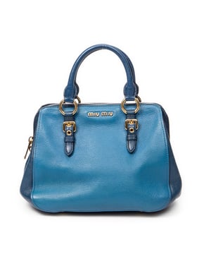 Miu Miu Bolsos Bicolor Frame Tote  Bolso de hombro en Azul/Azul marino Piel de becerro y Oro hardware. El producto esta en Excelentes Condiciones (A).
  Dimensiones: 27x21x15 cm 
  Accesorios incluidos: Strap
  Notas de Exterior: Ligeros rasguños en las esquinas inferiores
Notas de Interior: Ligera decoloración en el forro
  BrandCo Paris encuentra artículos raros y en las mejores condiciones a precios increíbles. ¡Vale la pena tener paciencia! Compra con confianza: todos los artículos de BrandCo Paris son seleccionados y autenticados cuidadosamente por nuestro equipo de expertos.
  Todos los artículos vienen con un certificado de autenticidad y un embalaje entregado por BrandCo Paris.
  Tabla de clasificación de la condición del artículo
  N (como nuevo)
  AA (perfecto estado)
  A (excelente estado)
  AB (muy buen estado)
  B (bueno/regular)