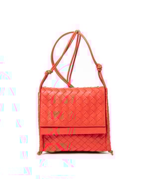 Bottega Veneta Bolsos Double Flap Crossbody  Bolso de hombro en Rojo Piel de becerro y  hardware. El producto esta en Excelentes Condiciones (A).
  Dimensiones: 0x0x0 cm 
  Accesorios incluidos: None
  
  BrandCo Paris encuentra artículos raros y en las mejores condiciones a precios increíbles. ¡Vale la pena tener paciencia! Compra con confianza: todos los artículos de BrandCo Paris son seleccionados y autenticados cuidadosamente por nuestro equipo de expertos.
  Todos los artículos vienen con un certificado de autenticidad y un embalaje entregado por BrandCo Paris.
  Tabla de clasificación de la condición del artículo
  N (como nuevo)
  AA (perfecto estado)
  A (excelente estado)
  AB (muy buen estado)
  B (bueno/regular)
