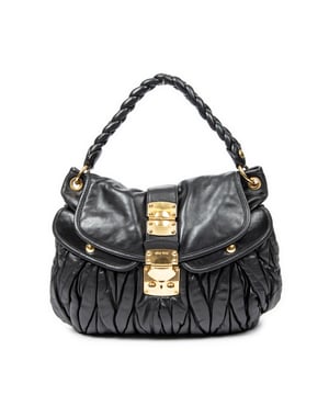 Miu Miu Bolsos Coffer Double Pocket Hobo  Bolso de hombro en Negro Piel de becerro y Oro hardware. El producto esta en Excelentes Condiciones (A).
  Dimensiones: 39x31x5 cm 
  Accesorios incluidos: Strap; Key in Clochette
  Notas de Exterior: Ligeros rasguños en el cuerpo exterior 
Notas de Interior: Ligeros rasguños en el forro
Notas de Hardware: Pequeñas abolladuras
  BrandCo Paris encuentra artículos raros y en las mejores condiciones a precios increíbles. ¡Vale la pena tener paciencia! Compra con confianza: todos los artículos de BrandCo Paris son seleccionados y autenticados cuidadosamente por nuestro equipo de expertos.
  Todos los artículos vienen con un certificado de autenticidad y un embalaje entregado por BrandCo Paris.
  Tabla de clasificación de la condición del artículo
  N (como nuevo)
  AA (perfecto estado)
  A (excelente estado)
  AB (muy buen estado)
  B (bueno/regular)