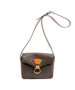 Celine Bolsos Square Flap Crossbody  Bolso de hombro en Marrón Lona recubierta y Oro hardware. El producto esta en Muy Buenas Condiciones (AB).
  Dimensiones: 0x0x0 cm 
  Accesorios incluidos: None
  
  BrandCo Paris encuentra artículos raros y en las mejores condiciones a precios increíbles. ¡Vale la pena tener paciencia! Compra con confianza: todos los artículos de BrandCo Paris son seleccionados y autenticados cuidadosamente por nuestro equipo de expertos.
  Todos los artículos vienen con un certificado de autenticidad y un embalaje entregado por BrandCo Paris.
  Tabla de clasificación de la condición del artículo
  N (como nuevo)
  AA (perfecto estado)
  A (excelente estado)
  AB (muy buen estado)
  B (bueno/regular)