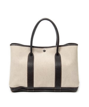 Hermès Taschen Garden Party PM Umhängetasche und Beige/Braun Leinwand und Palladium hardware. Das Produkt ist auf in sehr gutem Zustand (AB).
  Abmessungen: 36x25x17 cm 
  Zubehör inklusive: Dustbag
  Äußere Hinweise: Abgenutzte untere Ecken, leichte Flecken auf dem unteren Leder
Hinweise zu Riemen/Griff: Abgenutzt, verfärbt
  BrandCo Paris hat seltene Artikel und die besten Konditionen zu unglaublichen Preisen vorgestellt. Geduld lohnt sich! Kaufen Sie mit Vertrauen: Alle Artikel von BrandCo Paris sind von unserem Expertenteam ausgewählt und authentisch.
  Alle Artikel enthalten ein Echtheitszertifikat und wurden von BrandCo Paris übernommen.
  Tabelle zur Klassifizierung des Artikelzustands
  N (wie neu)
  AA (perfekter Zustand)
  A (ausgezeichneter Zustand)
  AB (sehr guter Zustand)
  B (gut/mittelmäßig)
