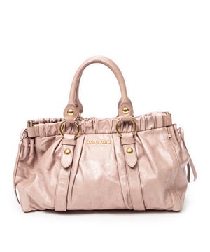 Miu Miu Bolsos 2Way Shopping Tote  Bolso de hombro en Rosa claro Piel de becerro y Oro hardware. El producto esta en Muy Buenas Condiciones (AB).
  Dimensiones: 34x21x12 cm 
  Accesorios incluidos: Strap; Dustbag
  Notas de Exterior: Cuero descolorido, Ligeros rasguños en las esquinas, Cordón ligeramente desgastado
Notas de la correa/asa: Ligeramente oscuro
  BrandCo Paris encuentra artículos raros y en las mejores condiciones a precios increíbles. ¡Vale la pena tener paciencia! Compra con confianza: todos los artículos de BrandCo Paris son seleccionados y autenticados cuidadosamente por nuestro equipo de expertos.
  Todos los artículos vienen con un certificado de autenticidad y un embalaje entregado por BrandCo Paris.
  Tabla de clasificación de la condición del artículo
  N (como nuevo)
  AA (perfecto estado)
  A (excelente estado)
  AB (muy buen estado)
  B (bueno/regular)