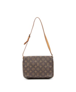 Louis Vuitton Tassen Musette Tango  Schoudertas in de Bruin Gecoat canvas in de Gouden Messing  hardware. Het product is in In Zeer Goede Staat (AB).
  Afmetingen: 25x19x3 cm 
  Inclusief accessoires: None
  Opmerkingen over de band/het handvat: Versleten bandje
  BrandCo Paris vindt zeldzame artikelen in de beste staat voor ongelooflijke prijzen. Het is de moeite waard om geduldig te zijn! Koop met vertrouwen: alle artikelen van BrandCo Paris worden zorgvuldig geselecteerd en geverifieerd door ons team van experts.

  Alle artikelen worden geleverd met een certificaat van echtheid en verpakt door BrandCo Paris.

  Classificatietabel voor de conditie van het artikel:

  N (als nieuw)
  AA (perfecte staat)
  A (uitstekende staat)
  AB (zeer goede staat)
  B (goede/redelijke staat)