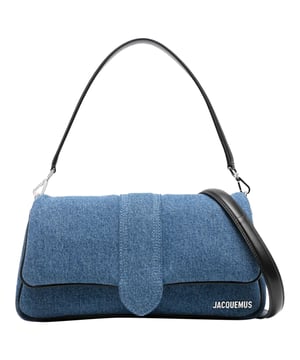 Material: 100 % Baumwolle
Futter: Baumwolle
Lederdetail
Eine Innentasche
Magnetverschluss mit Klappe
Höhe: 12 cm
Gepolstertes Design
Aufgesetzte Gesäßtasche
Länge: 28 cm
Silberfarbener Logo-Schriftzug
Doppelte Schultergurte
Hergestellt in Italien
Geschlecht: DAMEN
Produktcode: 231BA0523146_330
Barcode: 9990003306208
Code: BAG JQ 2 SD SS25 13692
Maße: Länge: 280 mm, Höhe: 120 mm, Riemenlänge: 0 mm, Griffhöhe: 0 mm