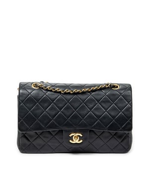 Chanel Bolsos Classic Double Flap 26 Bolso de hombro en Negro Piel de becerro y Oro hardware. El producto esta en Muy Buenas Condiciones (AB).
  Dimensiones: 25.5x16x7.5 cm 
  Accesorios incluidos: Sticker; Card; Dustbag
  Notas de Exterior: Ligeros rasguños en las esquinas inferiores, Ligeros rasguños en las esquinas, Ligera decoloración en el cuero
Notas de Interior: Arañazos en el forro
  BrandCo Paris encuentra artículos raros y en las mejores condiciones a precios increíbles. ¡Vale la pena tener paciencia! Compra con confianza: todos los artículos de BrandCo Paris son seleccionados y autenticados cuidadosamente por nuestro equipo de expertos.
  Todos los artículos vienen con un certificado de autenticidad y un embalaje entregado por BrandCo Paris.
  Tabla de clasificación de la condición del artículo
  N (como nuevo)
  AA (perfecto estado)
  A (excelente estado)
  AB (muy buen estado)
  B (bueno/regular)