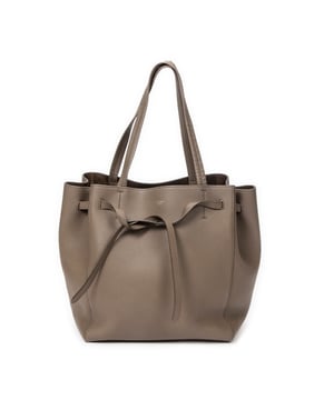 Celine Bolsos Small Cabas Phantom Tote  Bolso de hombro en Marrón Piel de becerro y Oro hardware. El producto esta en Excelentes Condiciones (A).
  Dimensiones: 0x0x0 cm 
  Accesorios incluidos: Dustbag
  Notas de Exterior: Notas: asas e interior ligeramente desgastados, ligeros rasguños en las esquinas inferiores, pequeñas grietas en el borde superior
  BrandCo Paris encuentra artículos raros y en las mejores condiciones a precios increíbles. ¡Vale la pena tener paciencia! Compra con confianza: todos los artículos de BrandCo Paris son seleccionados y autenticados cuidadosamente por nuestro equipo de expertos.
  Todos los artículos vienen con un certificado de autenticidad y un embalaje entregado por BrandCo Paris.
  Tabla de clasificación de la condición del artículo
  N (como nuevo)
  AA (perfecto estado)
  A (excelente estado)
  AB (muy buen estado)
  B (bueno/regular)