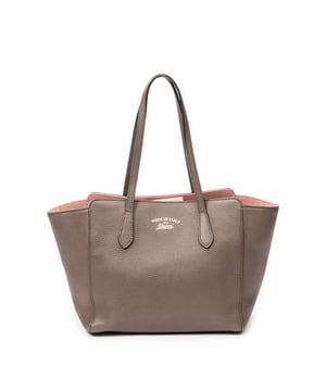 Gucci Tassen Small Swing Tote  Schoudertas in de Taupe/Roze Kalfsleer in de Goud  hardware. Het product is in In Uitstekende Staat (A).
  Afmetingen: 27x23x16 cm 
  Inclusief accessoires: None
  Opmerkingen over de buitenkant: Lichte slijtage op de onderste hoeken, Lichte gekreukte buitenkant
  BrandCo Paris vindt zeldzame artikelen in de beste staat voor ongelooflijke prijzen. Het is de moeite waard om geduldig te zijn! Koop met vertrouwen: alle artikelen van BrandCo Paris worden zorgvuldig geselecteerd en geverifieerd door ons team van experts.

  Alle artikelen worden geleverd met een certificaat van echtheid en verpakt door BrandCo Paris.

  Classificatietabel voor de conditie van het artikel:

  N (als nieuw)
  AA (perfecte staat)
  A (uitstekende staat)
  AB (zeer goede staat)
  B (goede/redelijke staat)