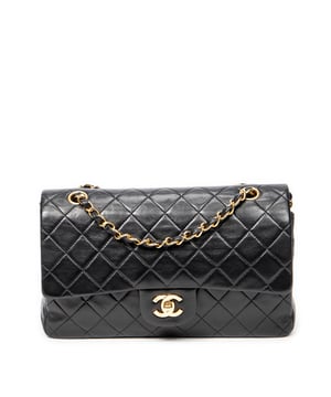 Chanel Tassen Classic Double Flap 26 Schoudertas in de Zwart Kalfsleer in de Goud  hardware. Het product is in In Uitstekende Staat (A).
  Afmetingen: 25.5x16x7.5 cm 
  Inclusief accessoires: Sticker; Card
  
  BrandCo Paris vindt zeldzame artikelen in de beste staat voor ongelooflijke prijzen. Het is de moeite waard om geduldig te zijn! Koop met vertrouwen: alle artikelen van BrandCo Paris worden zorgvuldig geselecteerd en geverifieerd door ons team van experts.

  Alle artikelen worden geleverd met een certificaat van echtheid en verpakt door BrandCo Paris.

  Classificatietabel voor de conditie van het artikel:

  N (als nieuw)
  AA (perfecte staat)
  A (uitstekende staat)
  AB (zeer goede staat)
  B (goede/redelijke staat)