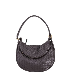 Empfohlener Verkaufspreis
Entdecken Sie Ihren neuen Lieblingsartikel: die Bottega Veneta Medium Gemelli Bag aus edlem braunem Intrecciato-Lammleder. Mit ihrem charakteristischen Webdesign und der weichen, skulpturalen Silhouette vereint diese Schultertasche handwerkliche Handwerkskunst mit Alltagstauglichkeit. Der Reißverschluss und die praktische Außentasche bieten sicheren Stauraum, während der kurze Riemen für müheloses Tragen sorgt.


Bottega Veneta Medium Intrecciato Gemelli Bag aus braunem Lammleder
Zustand: Sehr gut
Gebrauchsspuren: Unbenutzt oder einmal getragen, aber wie neu., Leichte Gebrauchsspuren oder Flecken., Kein Etikett
Verpackung: Staubbeutel
Farbe: Braun
Material: Leder | Leder
Größe: Einheitsgröße | Einheitsgröße
Maße: Breite: 20; Höhe: 240; Länge: 350; Grifflänge: -; Riemenlänge: 520
Artikelnummer: NAPPUDEBA534029W
