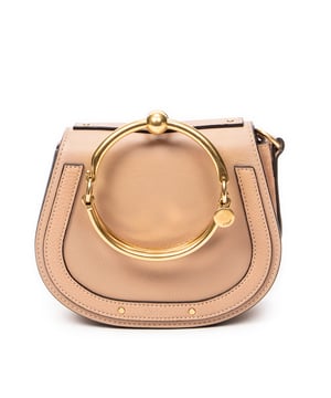 Chloé Bolsos Small Nile Bracelet Bag  Bolso de hombro en Beige Piel de becerro y Oro hardware. El producto esta en Excelentes Condiciones (A).
  Dimensiones: 19x15x6 cm 
  Accesorios incluidos: Strap
  Notas de Exterior: Rasguños leves en el cuerpo exterior, Pequeñas abolladuras en el cuerpo exterior
Notas de Hardware: Ligeramente descolorido
  BrandCo Paris encuentra artículos raros y en las mejores condiciones a precios increíbles. ¡Vale la pena tener paciencia! Compra con confianza: todos los artículos de BrandCo Paris son seleccionados y autenticados cuidadosamente por nuestro equipo de expertos.
  Todos los artículos vienen con un certificado de autenticidad y un embalaje entregado por BrandCo Paris.
  Tabla de clasificación de la condición del artículo
  N (como nuevo)
  AA (perfecto estado)
  A (excelente estado)
  AB (muy buen estado)
  B (bueno/regular)