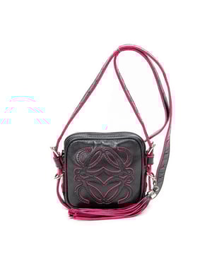 Loewe Bolsos Mini Anagram Tassel Crossbody  Bolso de hombro en Negro/Morado Piel de becerro y Plata hardware. El producto esta en Excelentes Condiciones (A).
  Dimensiones: 0x0x0 cm 
  Accesorios incluidos: 
  
  BrandCo Paris encuentra artículos raros y en las mejores condiciones a precios increíbles. ¡Vale la pena tener paciencia! Compra con confianza: todos los artículos de BrandCo Paris son seleccionados y autenticados cuidadosamente por nuestro equipo de expertos.
  Todos los artículos vienen con un certificado de autenticidad y un embalaje entregado por BrandCo Paris.
  Tabla de clasificación de la condición del artículo
  N (como nuevo)
  AA (perfecto estado)
  A (excelente estado)
  AB (muy buen estado)
  B (bueno/regular)