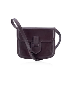 Empfohlener Verkaufspreis
Diese zeitlose und vielseitige Vintage-Umhängetasche von Yves Saint Laurent aus edlem braunem Leder ist ein wunderschön gearbeitetes Stück aus einer Zeit, als Eleganz auf Alltagstauglichkeit traf. Die strukturierte Silhouette verfügt über eine Klappe mit Knopfverschluss, die sich öffnen lässt und eine praktische offene Tasche direkt darunter freigibt – perfekt für schnell zugängliche wichtige Dinge. Im Inneren sorgt ein luxuriöses ziegelrotes Lederfutter für einen warmen, eleganten Ton. Die Tasche ist durchdacht in zwei Hauptfächer unterteilt, komplett mit einer seitlichen Reißverschlusstasche und einer seitlichen offenen Tasche, um alles ordentlich zu organisieren. Der verstellbare und abnehmbare Schultergurt ermöglicht zwei Trageweisen – als Umhängetasche in zwei verschiedenen Längen oder mühelos verwandelt in eine Clutch, wenn der Gurt abgenommen wird. Abgerundet durch das klassische „Yves Saint Laurent“-Etikett im Inneren ist dies ein raffiniertes und flexibles Stück, das Sie mit Vintage-YSL-Charme vom Tag bis in die Nacht begleitet. Zustandsbewertung: B – SEHR GUTER ZUSTAND. Zustandsdetails: Wenig verwendet. Einige Kratzer auf dem Leder aufgrund normaler Nutzung. Bitte sehen Sie sich die Fotos sorgfältig an und fragen Sie, wenn Sie weitere Details benötigen oder Zweifel haben. Maße (cm): Tiefe: 5,1 Höhe: 19,1 Länge: 24,1 Weitere Details: Staubbeutel? Nein Schlüssel? Nein Box? Nein Maße: Breite: 51 mm Länge: 241 mm Höhe: 191 mm Riemenlänge: 0 mm Griffabfall: 0 mm