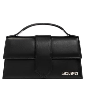 Material: 100 % Kalbsleder
Futter: Baumwolle
Magnetverschluss mit Klappe
Ein Tragegriff
Breite: 4 cm
Abnehmbarer und verstellbarer Schultergurt
Höhe: 13 cm
Silberfarbene Metalldetails
Aufgesetzte Gesäßtasche
Länge: 23,5 cm
Silberfarbener Logo-Schriftzug
Hergestellt in Italien
Geschlecht: DAMEN
Produktcode: 213BA007-3000-99S
Barcode: 9990002769707
Code: BAG JQ 2 SD FW24 12209
Maße: Breite: 40 mm, Länge: 235 mm, Höhe: 130 mm, Riemenlänge: 0 mm, Griffhöhe: 0 mm